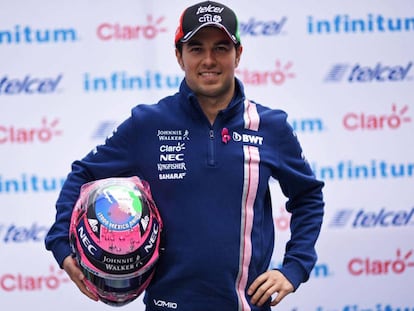Pérez muestra el casco con el que correrá el GP de México.
