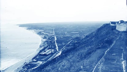 Vista de Montjuic y de los futuros terrenos de la Zona Franca y del delta de Llobregat de 1915. 