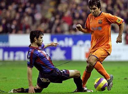 Diego Camacho intenta quitarle la pelota a Deco.