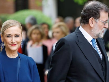 El presidente del Gobierno, Mariano Rajoy, junto a la presidenta de la Comunidad de Madrid, Cristina Cifuentes, en la Universidad de Alcalá de Henares.