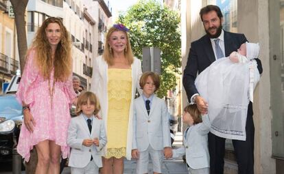 Borja Thyssen, con su esposa Blanca Cuesta, su madre Carmen Cervera y sus cuatro hijos.