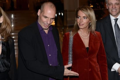 El ministro de Economía griego, Yanis Varoufakis, con su esposa, Danae Stratou, en una convención económica en Atenas el 4 de marzo pasado.