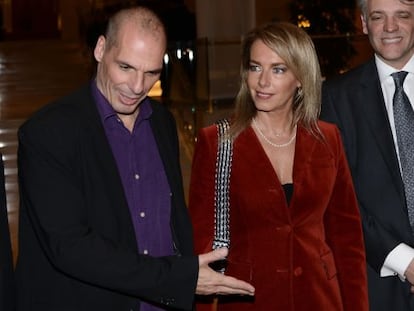 El ministro de Economía griego, Yanis Varoufakis, con su esposa, Danae Stratou, en una convención económica en Atenas el 4 de marzo pasado.