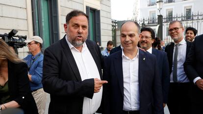 Oriol Junqueras (a la izquierda) y Jordi Turull se saludan este jueves en el patio del Congreso, tras la aprobación definitiva de la ley de amnistía.