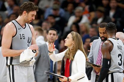 Pau Gasol recibe instrucciones de Becky Hammon durante un tiempo muerto.