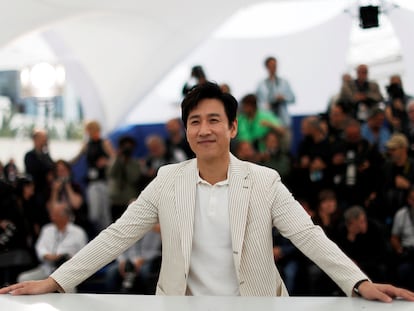 Lee Sun-Kyun posa para los fotógrafos en el fetival de cine de Cannes en mayo de 2019.