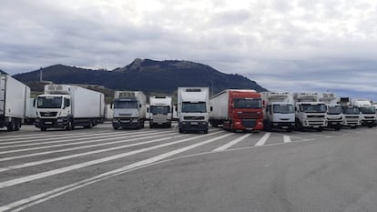 Camiones aparcados en Orejo, en el polígono de Cudeyo, en el centro logístico de supermercados Lupa (Cantabria)
 