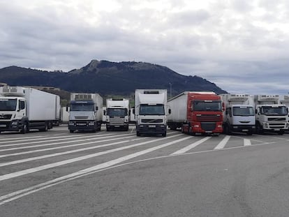 Camiones aparcados en Orejo, en el polígono de Cudeyo, en el centro logístico de supermercados Lupa (Cantabria)
 