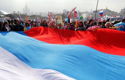 Una multitud participa en la manifestación convocada con motivo del Día del Trabajador en Moscú (Rusia).