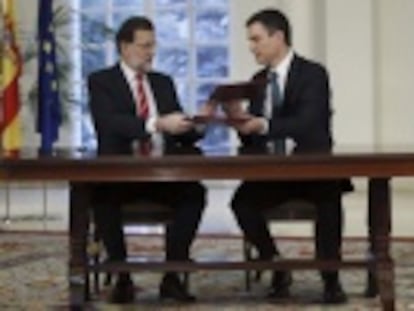 El presidente del Gobierno y el líder del PSOE rubrican una declaración conjunta en La Moncloa.