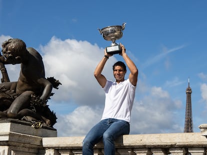 Rafael Nadal posa con el trofeo de Roland Garros en el puente Alejandro III, hace unos días, en Madrid.