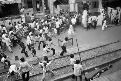 Protesto em 4 de abril de 1975 em Saigon. Jovens manifestantes atiram paus e pedras na tropa de choque da polícia.