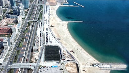 Aparcamientos entre la ronda litoral y las playas de la Nova Mar Bella y Llevant. Autor Barcelona Regional. De parking a parque.
