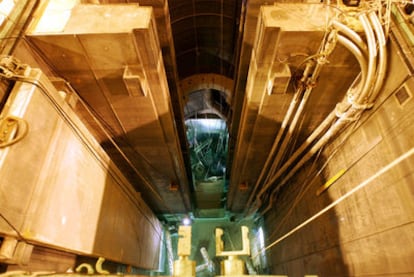 El reactor nuclear del CIEMAT y una de las vallas exteriores de las instalaciones que lo albergan.