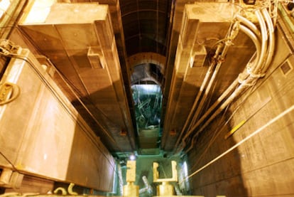 El reactor nuclear del CIEMAT y una de las vallas exteriores  de las instalaciones que lo albergan.