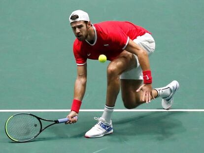 Khachanov devuelve una bola durante el partido ante Coric.