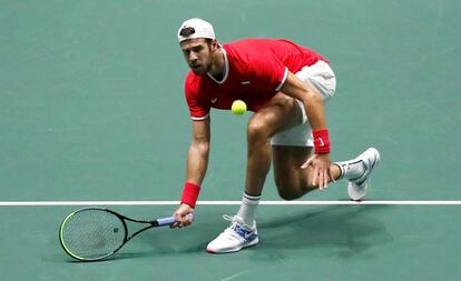 Khachanov devuelve una bola durante el partido ante Coric.