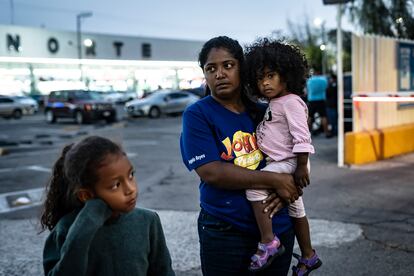 Yirbelin Muñoz espera con su hija Samantha León y su sobrina Aylin Muñoz en el estacionamiento de la Central de Autobuses del Norte en Ciudad de México. Estados Unidos adoptó una política de ayuda humanitaria inspirada en la normativa para la inmigración ucrania. 