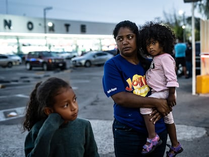 Yirbelin Muñoz, migrante venezolana, espera con su hija y su sobrina frente a la Central de Autobuses del Norte en Ciudad de México, en 2022.