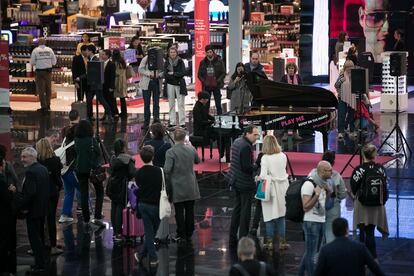 Ka Jeng Wong, finalista del 65º concurso de piano Maria Canals, toca para los viajeros del aeropuerto de El Prat, el año pasado.