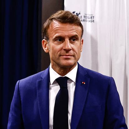 Le Touquet-paris-plage (France), 30/06/2024.- French President Emmanuel Macron visits a polling station to vote in the first round of the early French parliamentary elections, in Le Touquet-Paris-Plage, northern France, 30 June 2024. France on 30 June holds the first round of snap parliamentary elections called by President Emmanuel Macron, after dissolving the National Assembly on 09 June 2024. (Elecciones, Francia) EFE/EPA/YARA NARDI / POOL MAXPPP OUT