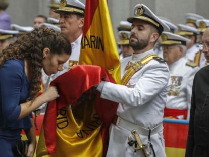 Una mujer jura la bandera este s&aacute;bado en el Paseo del Prado de Madrid.