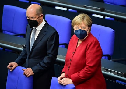Olaf Scholz junto a Angela Merkel en una fotografía de archivo tomada el 25 de agosto de 2021, en el Bundestag, en Berlín (Alemania).