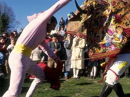 Representación del toro durante la visita carnavalesca de la aldea de Vidueira a la vecina Requeixo, en el municipio de Manzaneda (Ourense).