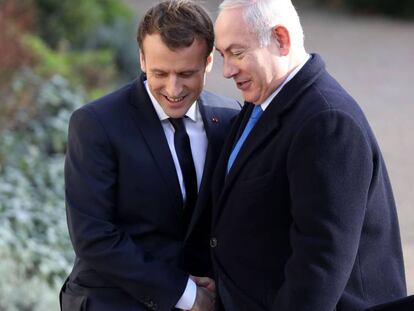 Macron (izquierda) estrecha la mano a Netanyahu, a su llegada al El&iacute;seo. 