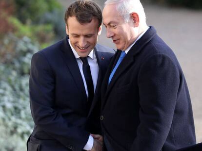 Macron (izquierda) estrecha la mano a Netanyahu, a su llegada al El&iacute;seo. 