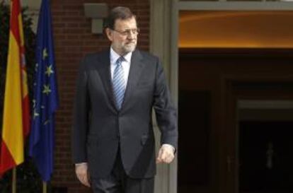 El presidente del Gobierno, Mariano Rajoy, a su salida del Palacio de la Moncloa.
