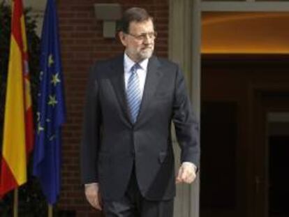 El presidente del Gobierno, Mariano Rajoy, a su salida del Palacio de la Moncloa.