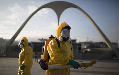 Funcionários municipais de saúde fumigam o sambódromo, no Rio.