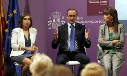 El ministro de Sanidad, Alfonso Alonso, junto a la escritora Charo Izquierdo y la directora de cine Mabel Lozano, durante la presentaci&oacute;n el mi&eacute;rcoles del Plan Integral para la Lucha contra la Trata. 