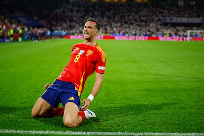 Fabián Ruiz celebra después de anotar contra Georgia en la Eurocopa.