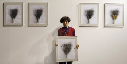 Esther Ferrer, junto a una de sus obras situadas en el pabellón de EL PAÍS en la Feria de Arte Contemporaneo ARCO 2009, en Madrid.