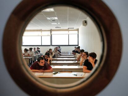 Alumnos durante las pruebas de selectivad en Valencia.