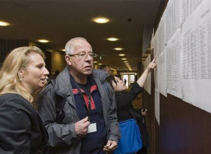 Observadores internacionales supervisan las listas en un colegio electoral del centro de Chisinau.
