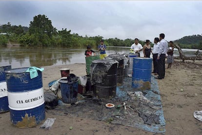 Habitantes de la quebrada Inayo recogen petróleo en el río Chiriaco.