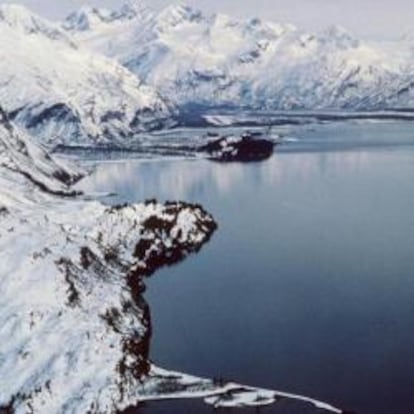 Vista aérea de la costa de Alaska en 1989 con petróleo vertido por el buque-cisterna estadounidense "Exxon Valdez", en Valdez (Alaska).