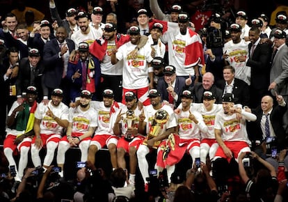 Toronto hizo historia y ganó su primer título. Destronó al campeón de los dos últimos años, Golden State. En la imagen, el jugador de los Raptors Kawhi Leonard (centro) sostiene el trofeo de MVP.