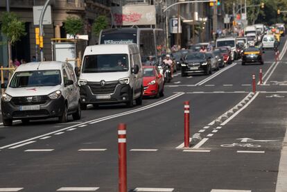 La Via Laietana, con el nuevo carril bici.