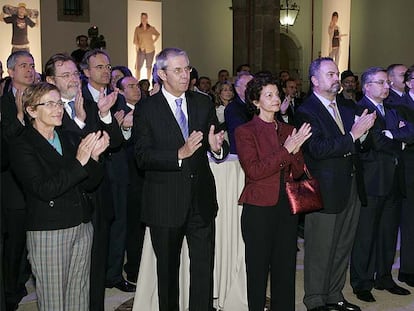 De izquierda a derecha, Javier Moreno, Dolores Villarino, Juan Luis Cebrián, Pedro García Guillén, Emilio Pérez Touriño, Esther Cid, Ignacio Polanco, José Blanco y José Luis Méndez. /