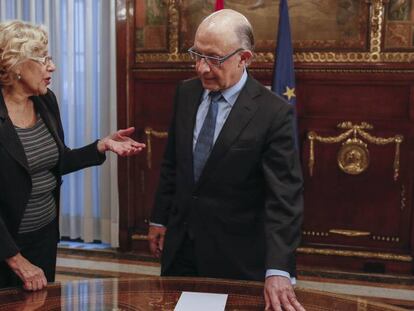 La alcaldesa Manuela Carmena y el ministro de Hacienda, Crist&oacute;bal Montoro. 