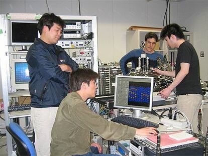 El equipo de científicos de la Universidad de Osaka (Japón), en su laboratorio.