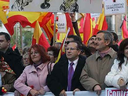 Francisco Alcaraz, en el centro, junto a Ortega Lara, a la derecha, durante la manifestación.