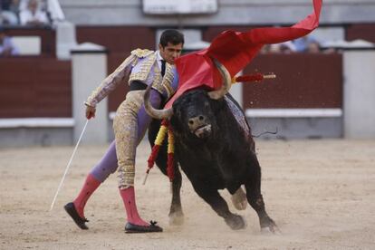 Joselito Adame, en el sexto toro, al que cortó una oreja.
