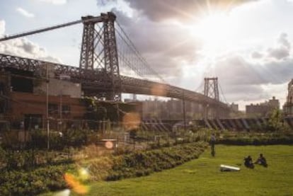 Vista del puente de Williamsburg al atardecer, desde Brooklyn, en Nueva York.