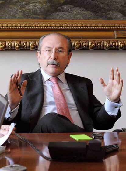 Luis del Rivero, durante la rueda de prensa en París.