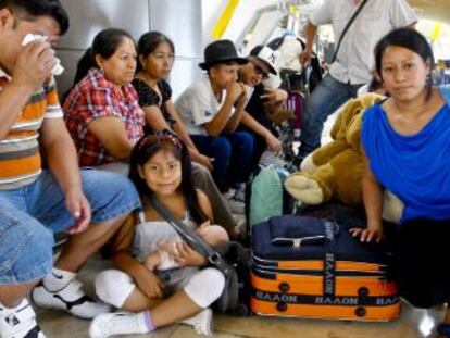Inmigrantes latinoamericanos en la T-4 en el aeropuerto Adolfo Suárez-Barajas, antes de partir para su país de origen.